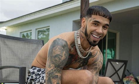 anuel sin playera|Anuel AA muestra que no se borró el tatuaje de Karol。